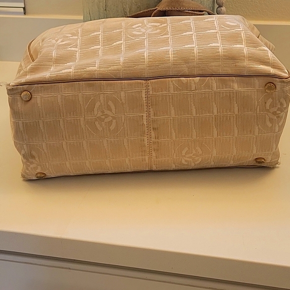 27. Chanel Tote - Picture 3 of 8